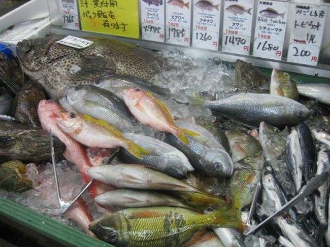 食べ終わって、隣にある魚屋さんに行って、　そこの威勢のいいお兄ちゃんに「ビタローは、どれでですか？」　って訊いてみた。<br />