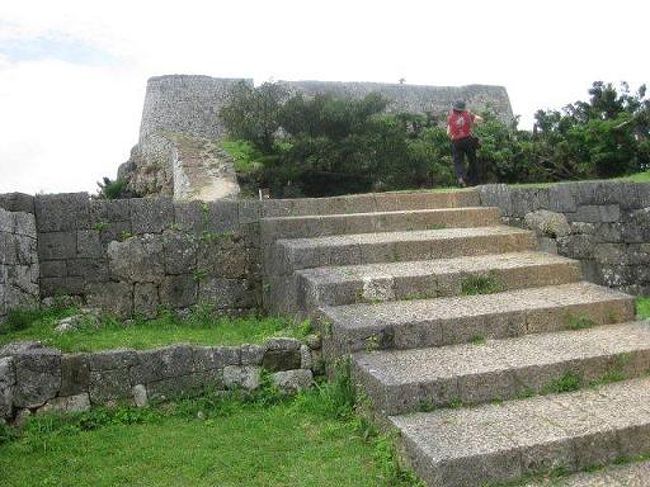 三の曲輪を登り切り、<br />二の曲輪に到着・・・・・・・見えるは、義母。　　<br />７７歳、頑張ってます！！<br />