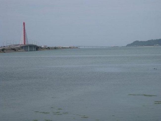 勝連城跡の次は、海中道路を走って、橋でつながっている島まで、行けるところまで、行っちゃいます。<br />