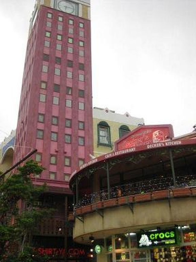 アメリカンビレッジは、元々は米軍基地で、その跡地を利用して建設された都市型リゾート。<br />アメリカンの雰囲気の中に数多くのショップやレストランなどが立ち並んでいて、大型スーパーを始め、ゲームセンター　ボーリング場　映画館など、遊べるおしゃれなショッピングゾーンとなっています。　