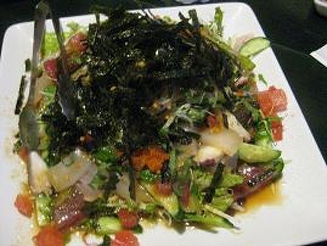 沖縄近海でとれた魚がいっぱいのサラダを食べたり