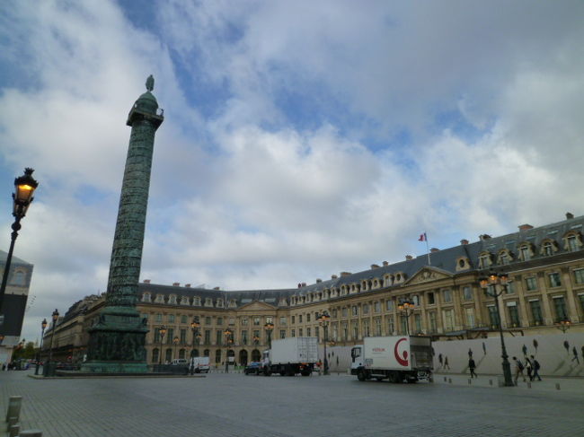 まずNavigo d&amp;eacute;couverte（ナヴィゴ・デクベルト）というフリーパスを購入します。<br /><br />お次は美術館パス買うためにJCBプラザに向かいます。<br />平日9-17時営業とのこと。<br />種々の美術館でも買えますが、情報収集とPC拝借のためです。<br /><br />こちらのヴァンドーム広場の近くです。水やコーヒーもいただけるし、ありがたい。