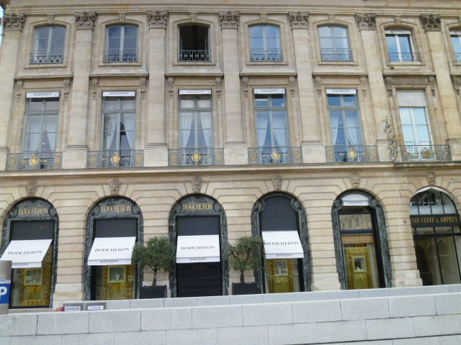 こちらの広場にはは高級宝石店がずらり。<br />超高級ホテルのリッツホテルも。<br />