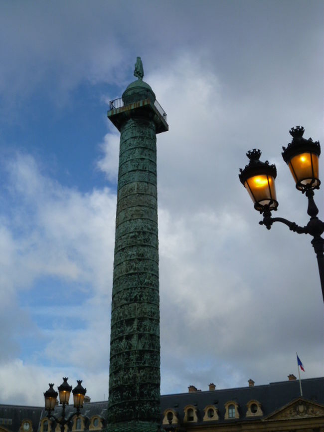 ぼんやりした街灯が雰囲気出してますね。<br /><br />まだ早いためか人通りはまばらです。