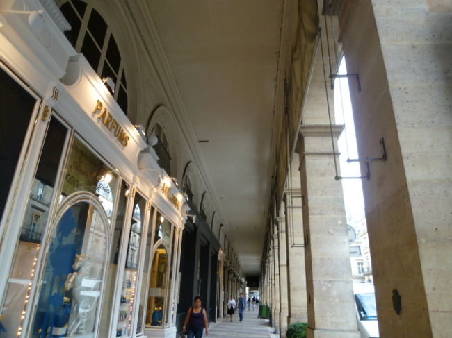 こんな感じのアーケードも。<br /><br />基本的には宝石店ばかり。