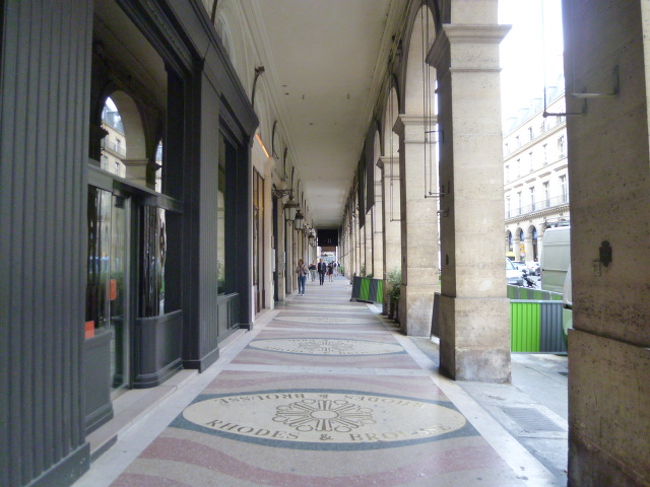 ショーウィンドウを見るだけならいいかな。<br />9時過ぎたばかりでまだ空いてないです。