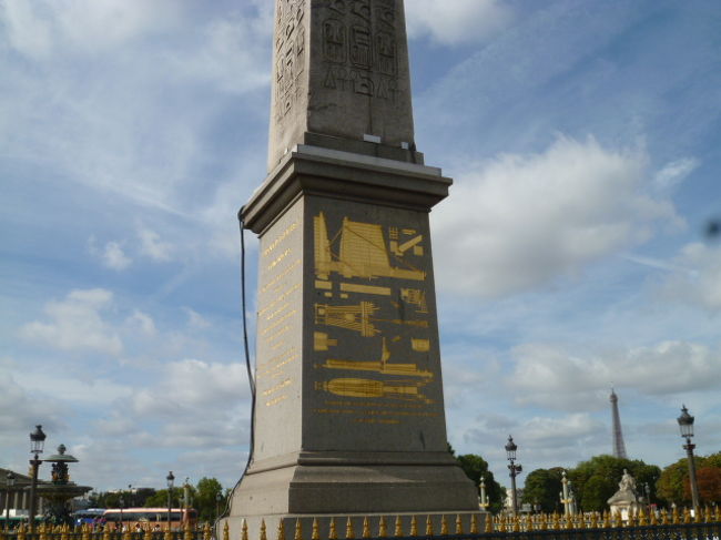 コンコルド広場の尖塔の台座です。<br />エジプト文字のような。