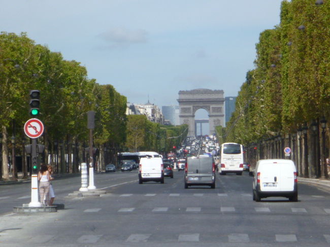 美術館を出るとすぐにコンコルド広場。<br />コンコルド広場から凱旋門まで伸びる約2kmの広い道路がシャンゼリゼ大通りです。<br />確かに凱旋門が見える〜