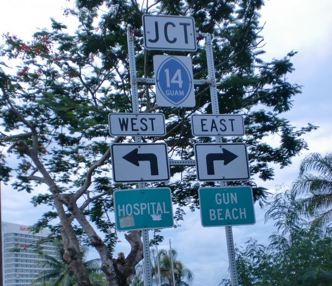 坂道を上っていきます<br />景色を楽しみながら歩いたので、坂道も苦じゃない<br />途中にケネディ高校がありました