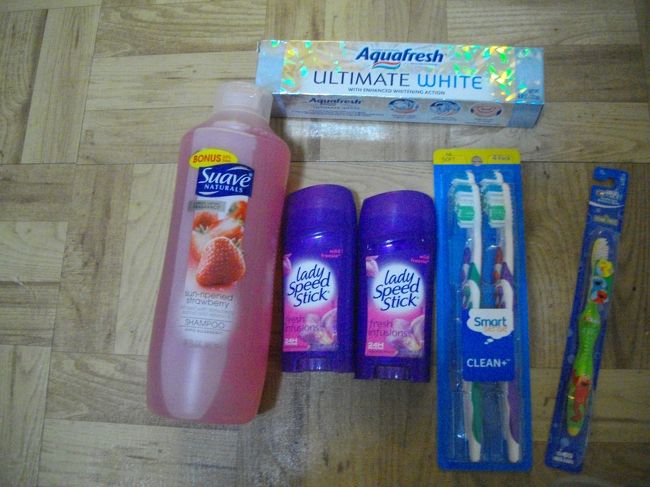 ＊＊Ｋマートにて＊＊<br />SUAVE シャンプー(イチゴの香り）$2.24<br /><br />これはとてもいい！香りも大好き<br />制汗スティック（Wild freesia) $3.09<br /><br />ホテルに用意されていなかったので…仕方なく…<br />ハブラシ4本いり＄3くらい？<br />　これはヘッドが大きすぎて磨きにくかった<br />子供用ハブラシ　$2.80<br />アクアフレッシュ　これは何故かしょっぱい<br />