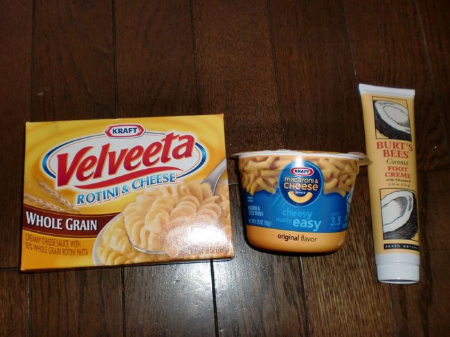 アメリカのママの味！！憧れのマカロニチーズ<br />箱$3.29<br />カップ入り $1.49<br /><br />前回買わずに後悔した<br />カサカサかかとにいいそうです。<br />BURT'S BEES　フットクリーム　$11.49<br />