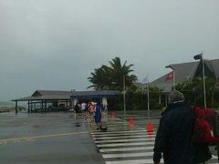２日目『ハミルトン空港』

約１時間４０分で、ハミルトン島に到着する。天候は雨で残念！！