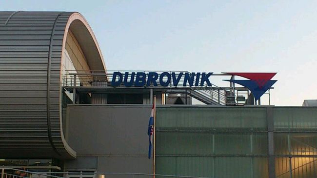 まずお金をユーロからクーナに両替をして、長距離バスターミナルまでリムジンバスで行く。途中の夕陽に染まるドブロブニクの風景はとても美しく明日からの観光に期待が膨らんだ。13時頃にロンドン（イギリスに留学中）から先に到着してた下の娘に連絡。バスターミナルからホテルの途中で娘と6か月ぶりに再会。もう城壁めぐりしてきたとのこと。<br /><br />ホテル　ペトカ：バスターミナルに近く、旧市街行きバス停は目の前。冷蔵庫なし。バスタブなし。レストラン有<br /><br />チェックインして部屋に入ると冷蔵庫がない。フロントに聞くと10月まで修理中でどの部屋にもないよとシャーシャーと言う。水が冷やせない。うっそー！時間も遅くなったのでホテルのレストランで夕食を取る。（パスタとリゾット　イタリアと変わらん）