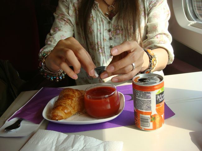 8月12日朝タリスでBruxelles midiを出発。<br />タリスの朝食。トマトジュースって胡椒をかけてスープ感覚で食べるのね。<br />今回はアムステルダム終点まで乗る。<br />乗るときにちょっとしたトラブルあったものの（口コミ参照）<br />あとは問題なし。