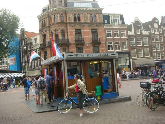 早速行動開始。<br />トラムに乗って、ネコの博物館へ。<br />途中、ハーリング売ってるお店。