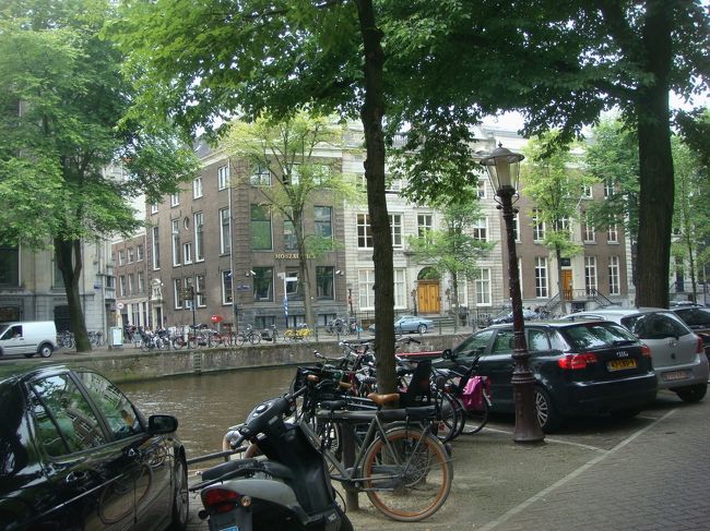 ヘーレン運河沿いを歩く。