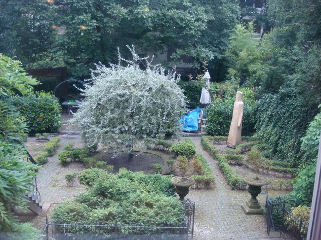 お庭もなかなか…<br />本物のネコがびっくりするので、写真はとれない。