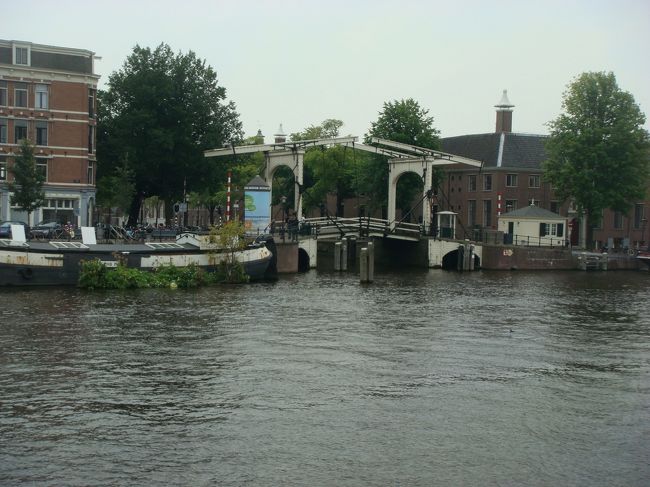 ムント広場からトラムに乗って2駅目で降りて<br />目的地はエルミタージュ美術館。<br />この辺りは跳ね橋がたくさんある。