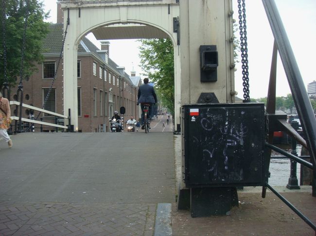 跳ね橋を歩いて渡る。なんか不思議。