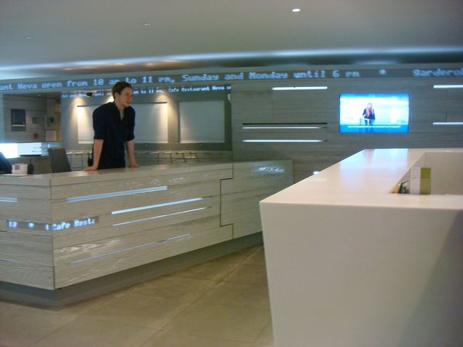 結構すいてた。<br />モダンな感じのチケット売り場。