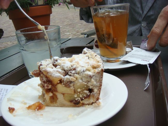 お腹がすいてたけど、まだ花市も行きたいし時間も限りがあるので<br />ミュージアムカフェで。<br />ここで事件。<br />リンゴのタルトはとっても美味しかった。<br />一緒にたのんだサンドイッチがこない。<br />結局すごく待って、聞いたら、テーブルに置いてあった番号札と伝票番号が<br />違ってたらしい。<br />そんなことは客はわからないし、謝らないのですごく怒ったけど、<br />なんで？って感じ。<br />わかってちゃんと持ってきたのにどうして怒るのって感じ。<br />まず謝れって私は思うんだけど。