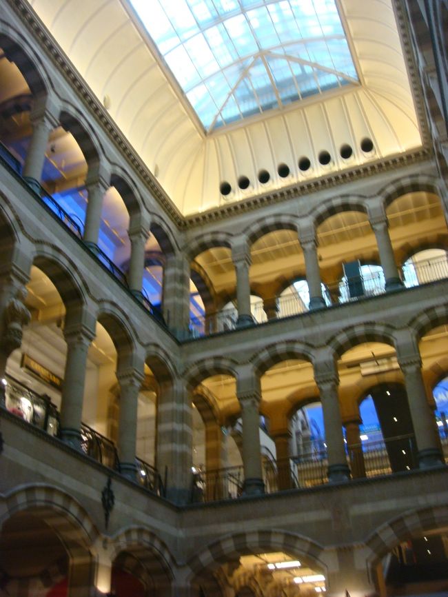 上にすごい大きいCDショップがある。<br />洋服もセールになってて、ガリアーノとか80％OFFの信じられない値段。<br />ステキなワンピとかいっぱいあったけど、<br />なんせ私は小さい日本人（二本人としては普通と思いますけど）、<br />全然サイズが合いません。がっかり。