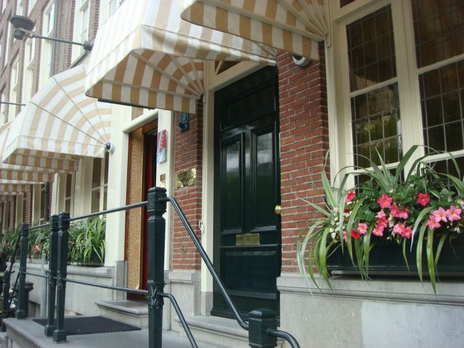 荷物が結構増えてるので中央駅からタクシーで。<br />この日泊まるのはHotel Estherea<br />運河に面してすごくステキなホテル。<br />ホントはここで2泊はしたかったけど、<br />予約がとれなかったので、最終日一泊だけ。