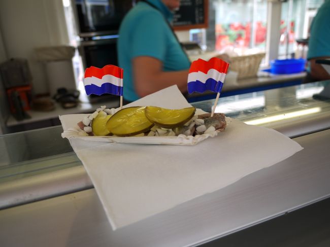 やっぱりハーリングを食べることに。<br />オニオンスライスやケイパーとかのせてくれて<br />最後に国旗をつけてくれる。お約束。