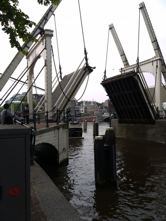 また跳ね橋を渡る。<br />今度はちょうど船が来てて、すぐには渡れなかった。<br />電車の踏切の遮断機みたいな音がして、そばにいる係の男の人が手動であげる。