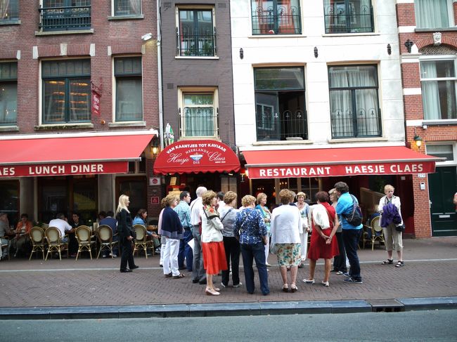 夜はハーシェクラースで。<br />予約取ってなかって、めちゃ並んでる。<br />1時間以上待たないといけないとのこと。<br />全然無理と言われて、後で来るように言われて、<br />しばらく時間をつぶしたけど、<br />もう一度、しつこくたのんだら、お兄さん根負けして入れてくれた。<br />やっぱり予約しとくべきでした。ごめんね、ハーシェクラースのお兄さん。