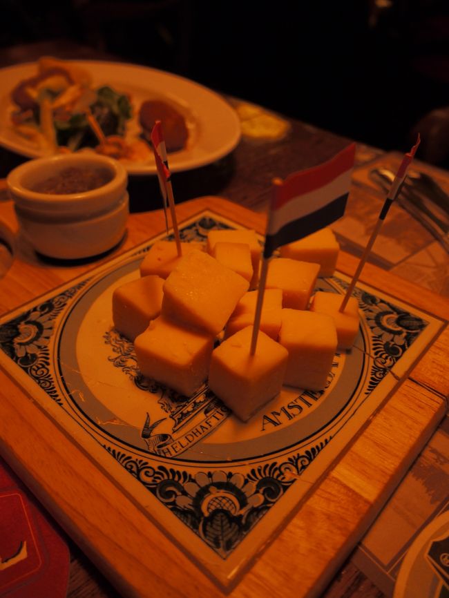 ゴーダチーズをサイコロ状に切って、少し甘いデイルのマスタードソースに<br />つけて食べる。これ、美味しい。