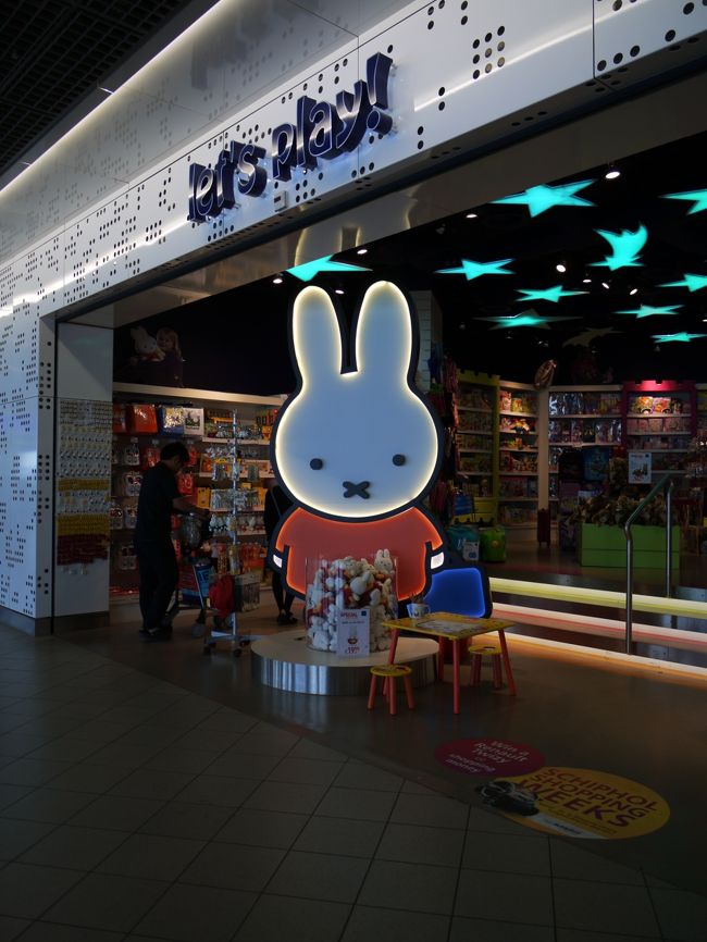 スキポール空港。<br />14時40分発のKLMで帰ります。<br />セルフチェックインでちょっとした失敗。<br />荷物も自分で機内預けの手続きを機械でするのですが、<br />一人1個だけしか機内預けできないとゆうことを知らなかって、<br />軽いけど、邪魔だから2個預けようと思ってたら、ダメでした。<br />サービスカウンターに行くよう表示されたので、行ってみたら、<br />1個以外に預ける場合は別料金になって1個につき100ユーロ。<br />そんなアホな。ワッフルとかスペキュロスとかお菓子ばっかりしか入ってない鞄<br />100ユーロも払うなんてバカげてる。<br />結局大きくないので機内持ち込みにしたけど、<br />はじめっから大きい荷物1個にしとけば良かったってこと。