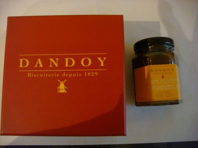 お土産<br />Dandoyのスペキュロスとスペキュロスのジャム。<br />ワッフルは日本まで持って帰れないので。<br />スペキュロスはシナモン風味ですごく美味しい。