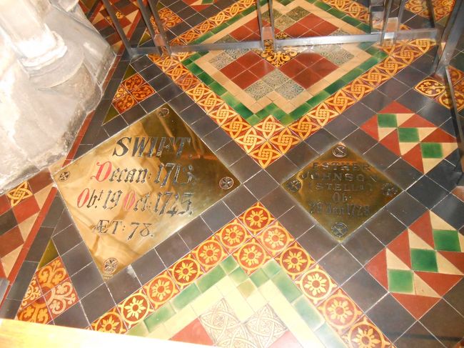 セント・パトリック大聖堂の内部<br /><br />作家、風刺家、司祭長であったジョナサン・スウィフトの銅版