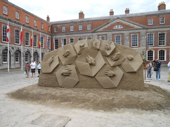 ダブリン城の中庭に展示されていた砂のオブジェ
