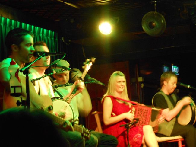 The Arlington Hotel、O'Connel Bridge<br />３０ユーロで夕食と音楽とダンスを楽しめます。<br />夕食はあまりおいしくありませんでした(>_<)<br />前半はアイルランド音楽