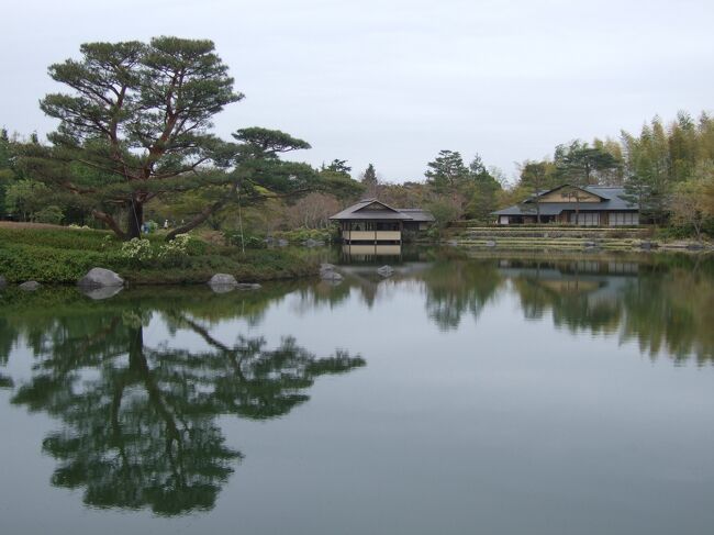 とっても素晴らしい日本庭園。今年は一番奥の端から東屋を撮影。