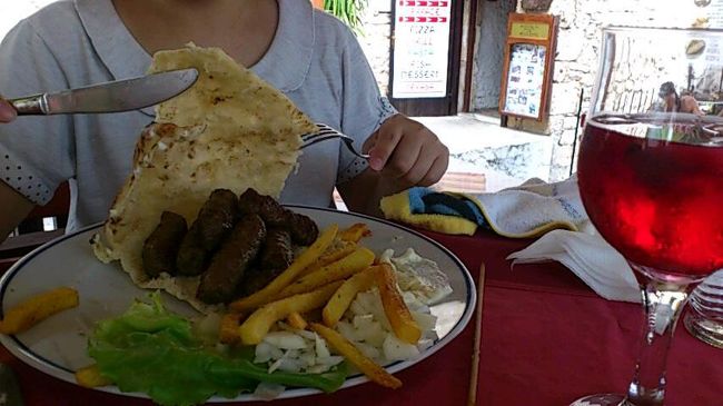 チェベプチチ　Cevapi, Cevapciciの中身。肉団子を薄いパン生地で挟んでオーブンで焼いた？味はまあまあかな。あとここはトルコからの人も多いという事で、トルココーヒーも頼んでみるが、粉っぽくて飲めなかった。カプチーノのほうがだいぶおいしい。