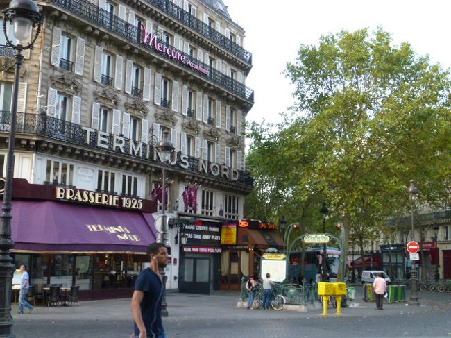 パリ・北駅 GARE DU NORD の駅前の光景です。<br /><br />ガイドブックによると夜は治安が悪いので近寄らないように、とのこと。<br />朝8-9時に行ってみましたが朝は問題なさそうですね。