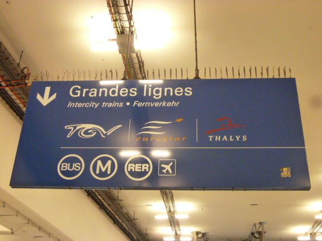 広い構内は迷子になりやすいのでこのようなわかりやすい表示があります。