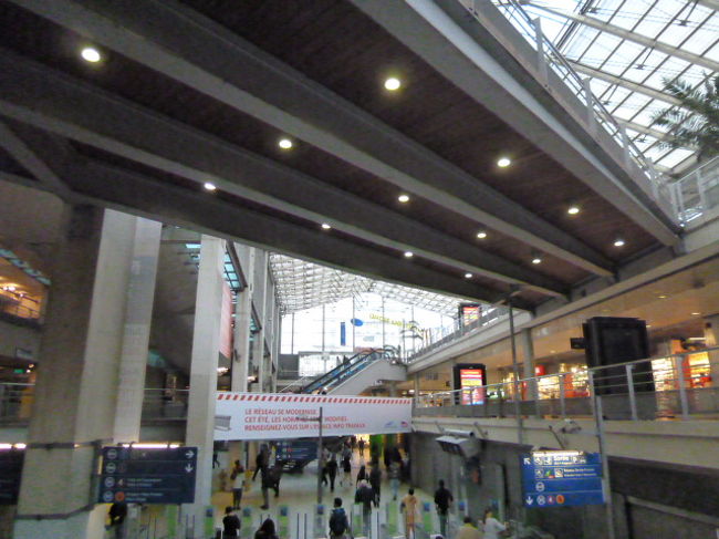 吹き抜けがいいですね〜。<br /><br />ただしショッピングアーケードの規模としてはサン・ラザール駅のほうが大きかったと思います。<br /><br />本屋さん、衣料品店、雑貨屋さんなどなど。