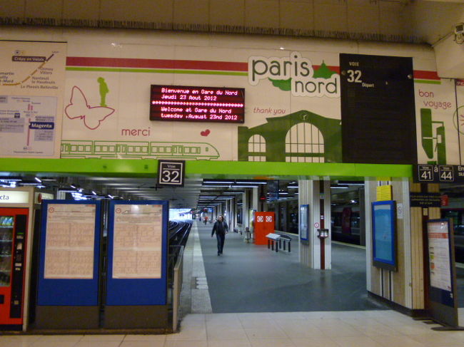 ポップな構内。