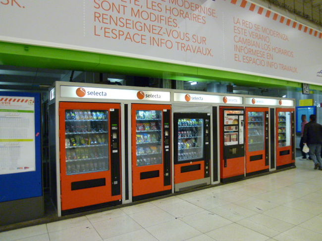 自動販売機がずらりです。<br />飲み物の他、チョコやお菓子もたくさん売られてます。<br />お値段は高め。