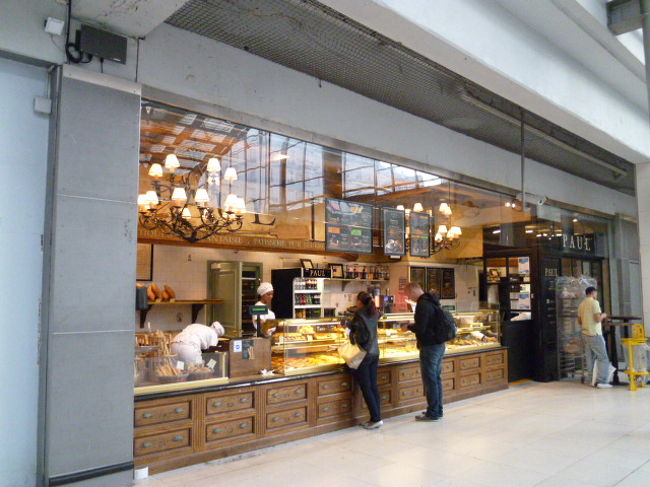 こちらはパン屋さんのPAULです。<br /><br />日本より少しお手頃値段ですがやはりパリでも高級なのかな？<br />PAULは地下鉄駅などで多数見かけました。日本で言うと神戸屋キッチンくらいの<br />位置づけですかね。<br />