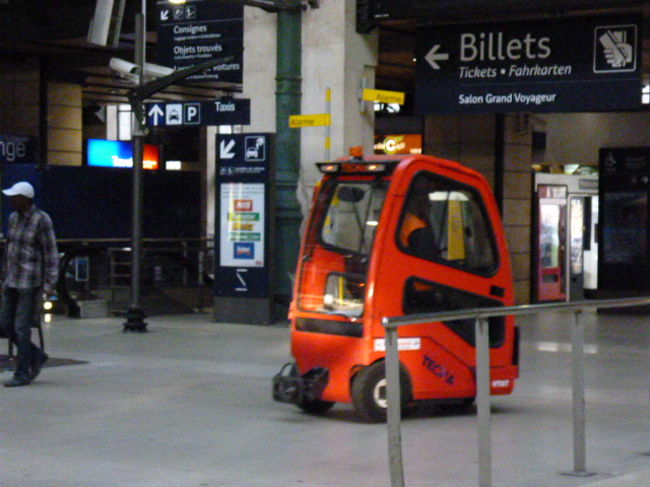 駅構内は広いのでこんな乗り物も走ってます。<br />かわいらしい色と形。