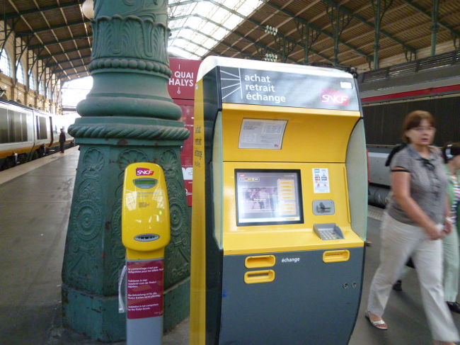 フランス国鉄の切符自動販売機と改札機。