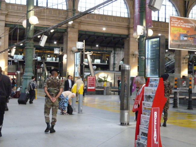 で、大きなターミナル駅にはこのように迷彩服の軍隊さんがパトロールしてます。<br />三人一組くらい、画像では見えませんが大きなライフル銃を携帯してます。<br />若い兵隊さんが多かったかな。<br />日本ではありえない光景ですね。