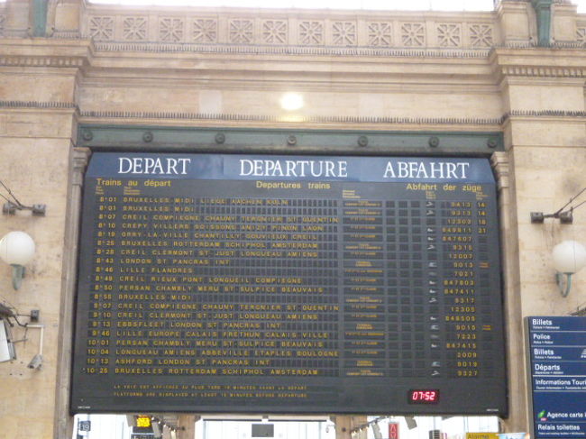 国際列車も発着する駅なのでフランス語、ドイツ語、英語で表示がありました。