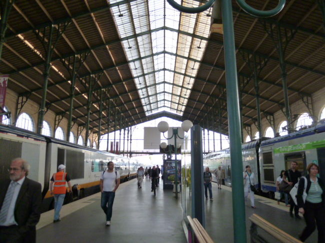 ホームはどこも似たような形でサン・ラザール駅と一緒かな。