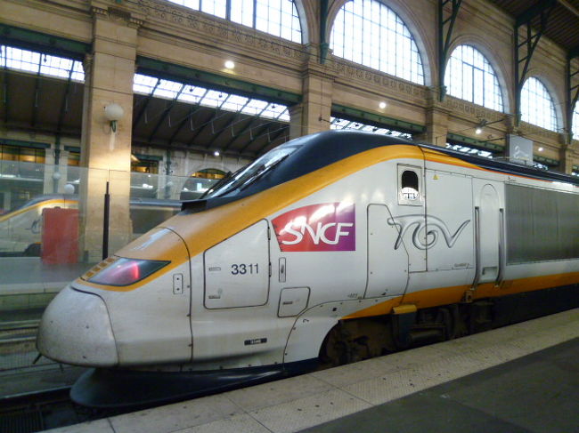 TGV側面です。<br /><br />フランス国鉄はSNCFと略すようです。<br /><br />TGVの緩いトレードマークもいいなあ。